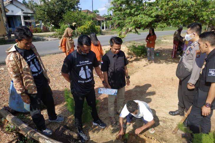 Milenial Bangka Tengah tanam bibit 1.000 pohon