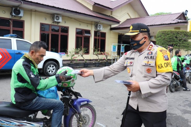 Kapolres Langkat bagikan 500 paket sembako UTt Bhayangkara