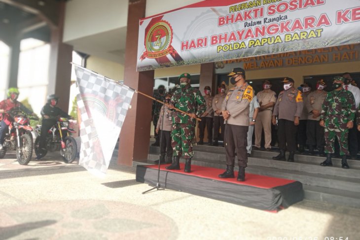 Polda Papua Barat kembali salurkan paket bansos dampak COVID-19
