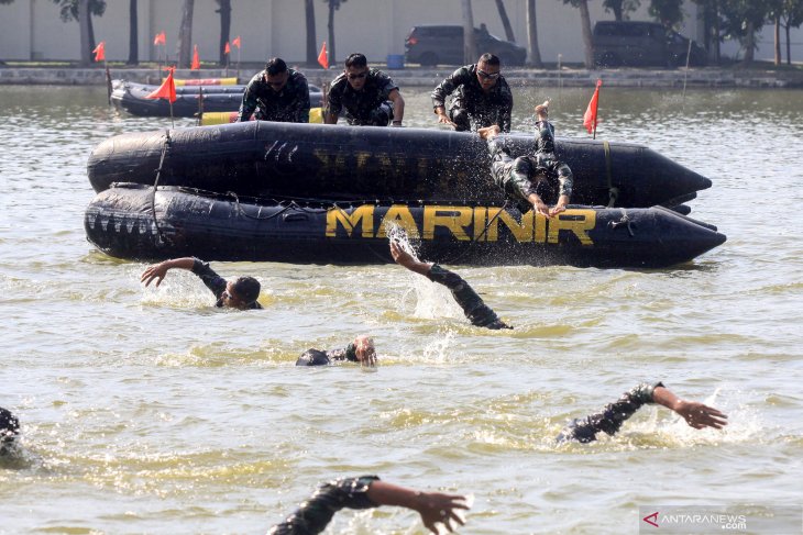 Latihan ketahanan fisik prajurit Marinir