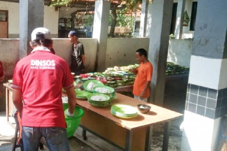 Pelanggar protokol kesehatan di Kota Surabaya disanksi beri makan ODGJ