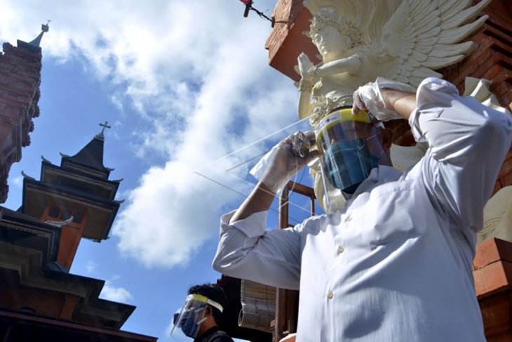 Persiapan normal baru Gereja di Denpasar