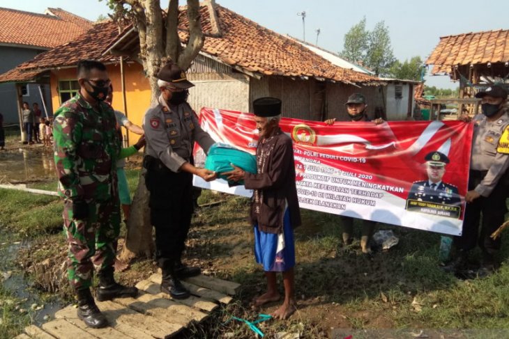 Peringati Hari Bhayangkara ke-74, Polres Subang salurkan sembako kepada warga pesisir utara