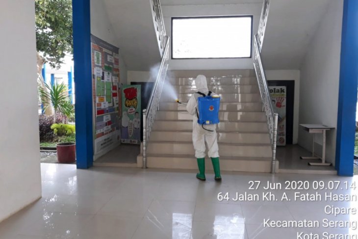 Sat Brimob Polda Banten semprot disinfektan sekolah jelang 'new normal'