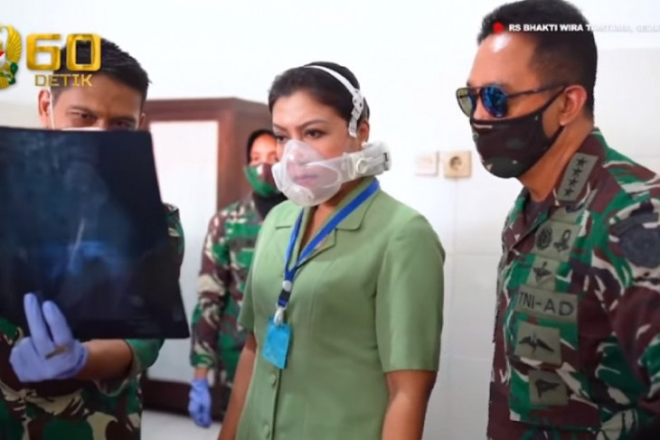 Kasad Jenderal TNI Andika Perkasa dan istri jenguk korban kecelakaan heli di Semarang