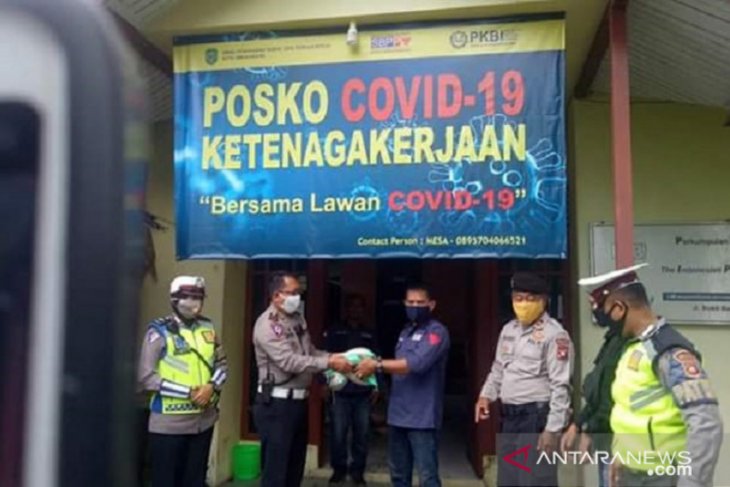 Polres Singkawang bantu beras untuk buruh yang terdampak COVID-19