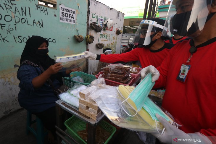 Pembagian APD kepada pedagang di pasar tradisional