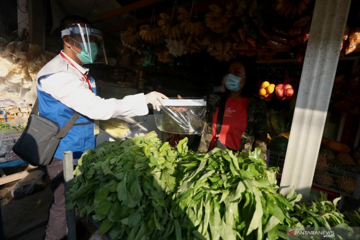 Pembagian APD kepada pedagang di pasar tradisional