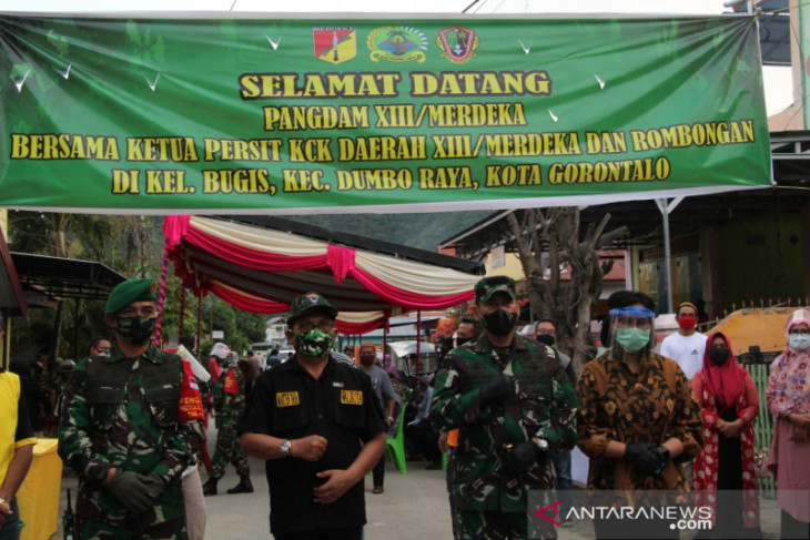 Pangdam Xlll/Merdeka bagikan bantuan bagi korban banjir Gorontalo
