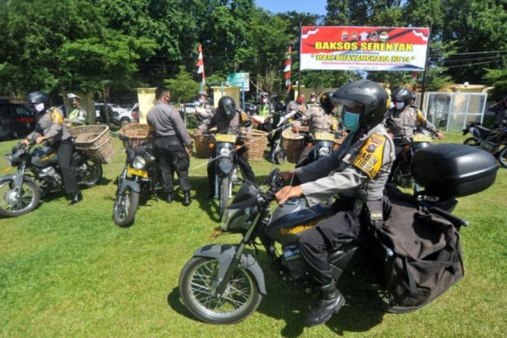 HUT ke-74 Bhayangkara, Polisi bagikan beras