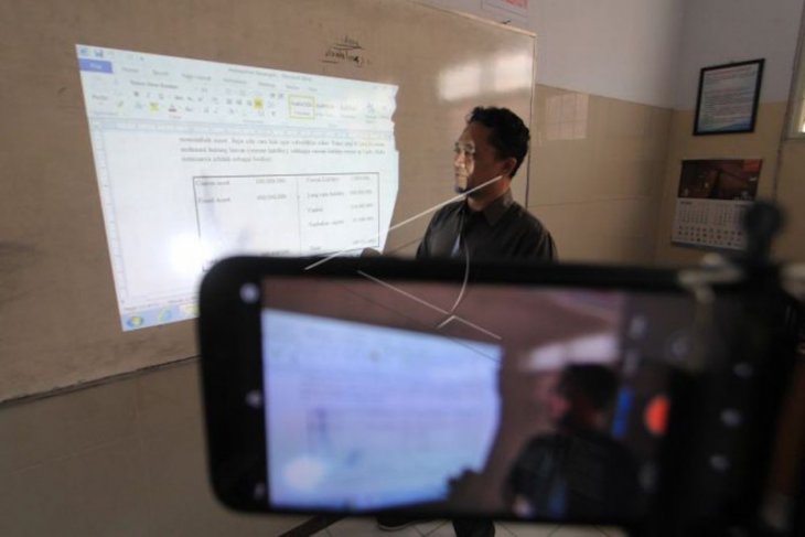Kuliah daring jadi