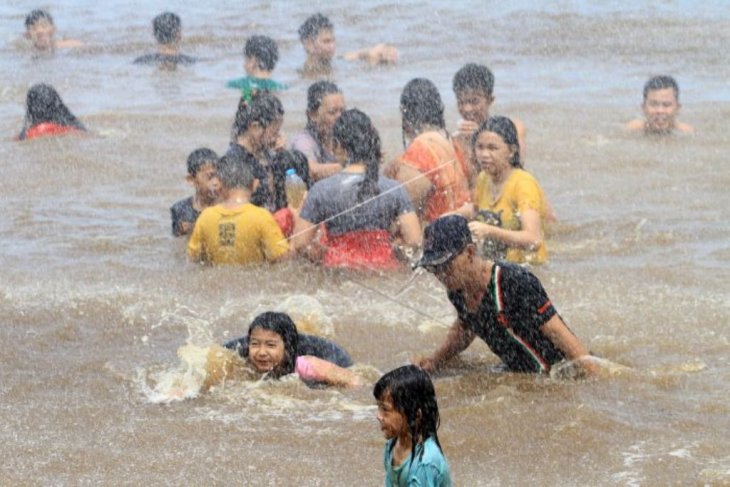 Tradisi mandi Peh Cun bersama