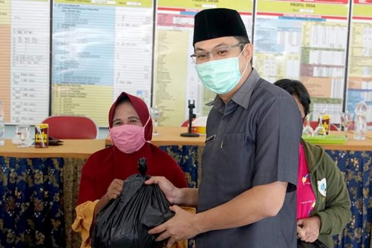 Pemkab Bangka Barat bantu sembako melalui kegiatan pasar murah