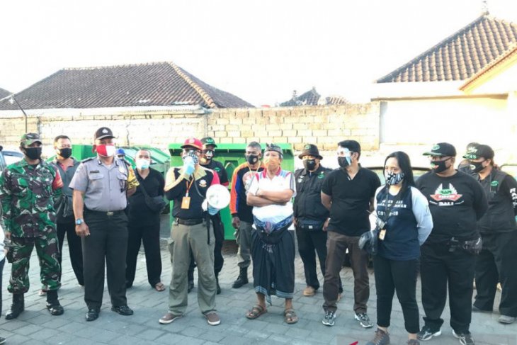 Tim GTPP Bali edukasi protokol kesehatan kepada pedagang di pasar desa adat