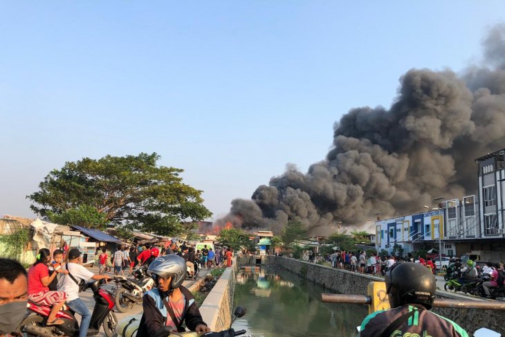Rumah padat penduduk Jakarta Barat, 21 unit damkar dikerahkan