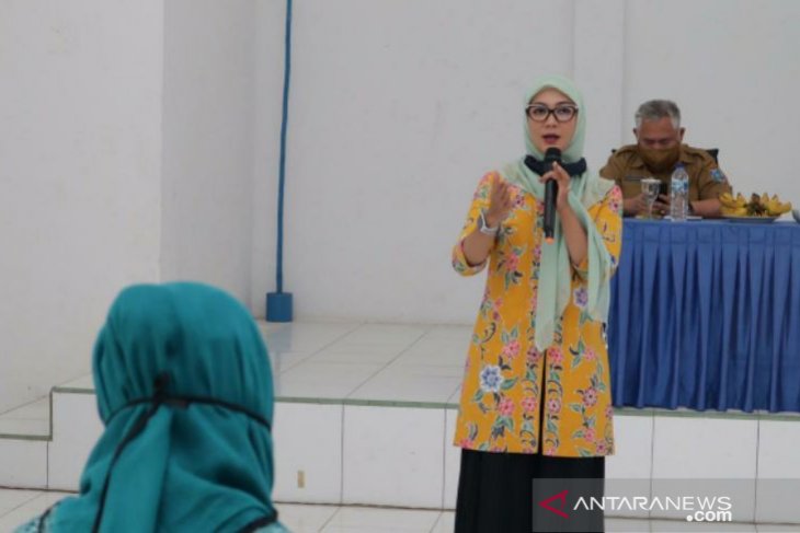Serahkan bantuan sembako, Melati Erzaldi minta kader PKK dorong ketahanan pangan keluarga