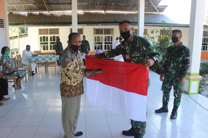 Satgas Pamtas Yonif 142/KJ berikan Bendera Merah Putih dan Alkitab