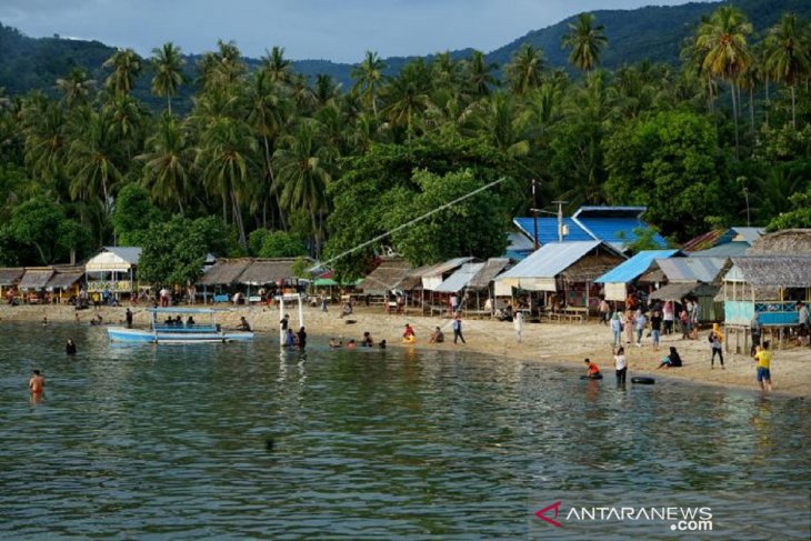 Foto - Objek wisata Pantai Botutonuo mulai ramai