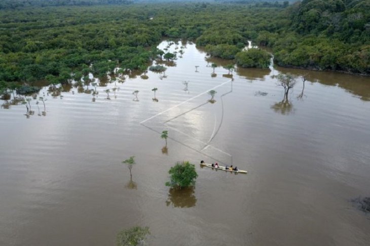 Wisatawan berperahu di Danau Tangkas Muarojambi