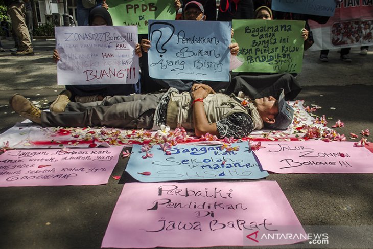 Unjuk rasa permasalahan PPDB di Bandung 