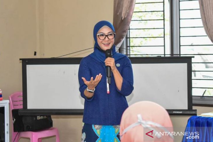 Melati Erzaldi antarkan bantuan sembako pada kader PKK terdampak COVID-19