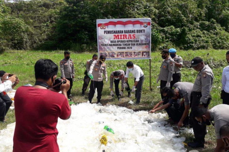 Polres Halteng musnahkan ribuan miras berbagai jenis