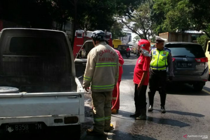 Mobil pick up terbakar sebabkan Jalur Bandung-Cianjur macet