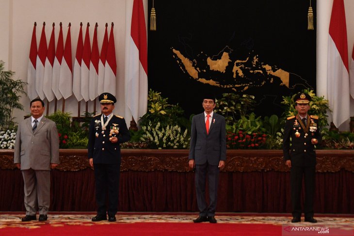 Presiden Jokowi anugerahkan tanda kehormatan Bintang Bhayangkara Nararya