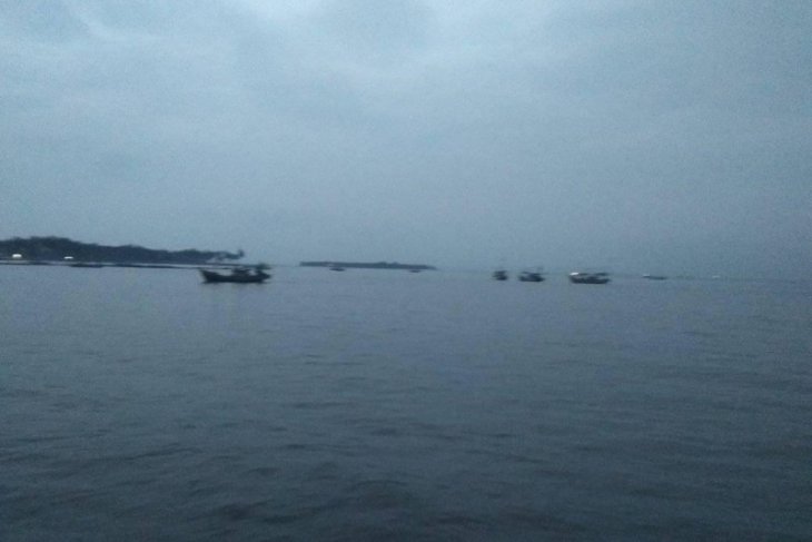 Seorang wisatawan Pantai Anyer meninggal diterjang ombak besar saat selancar