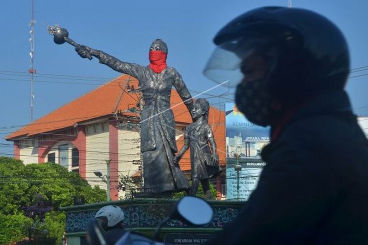 Patung Kartini bermasker