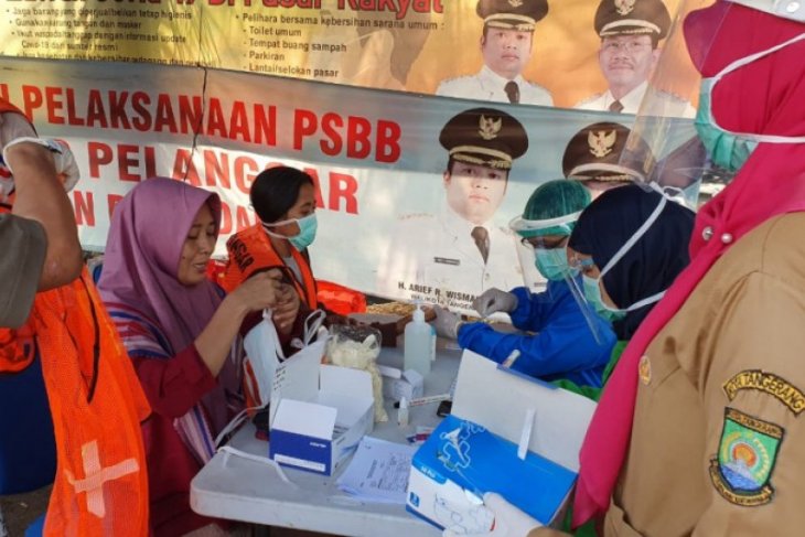 Tes cepat COVID-19 di Kota Tangerang menyasar pedagang pasar tradisional