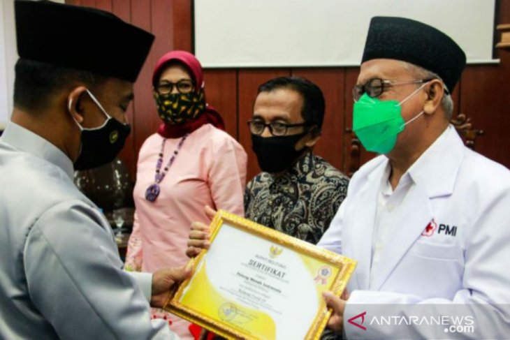 PMI Belitung terima penghargaan relawan COVID-19 dari Bupati