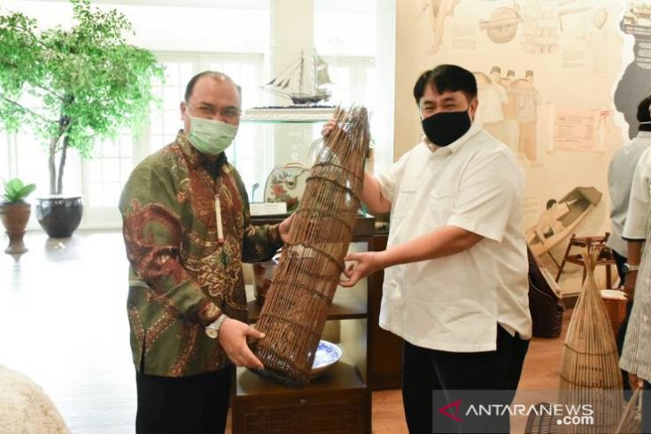Kunjungi Tins Gallery, Gubernur Erzaldi serahkan alat-alat tradisional Babel
