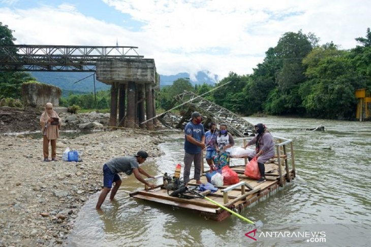 Foto - Jembatan Molintogupo putus, warga gunakan jasa rakit