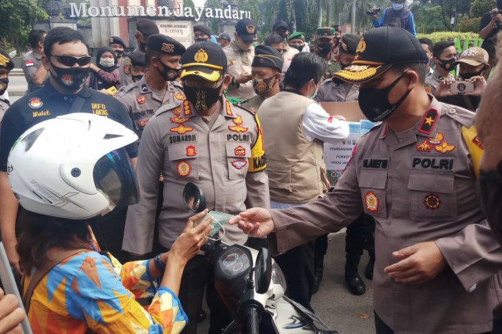 Kurangi penyebaran corona, Polda Jatim bagikan 100 ribu masker ke pengendara di Sidoarjo