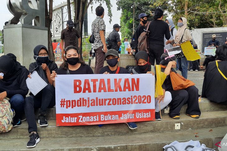 Aksi protes PPDB DKI berlanjut hingga ke Istana merdeka