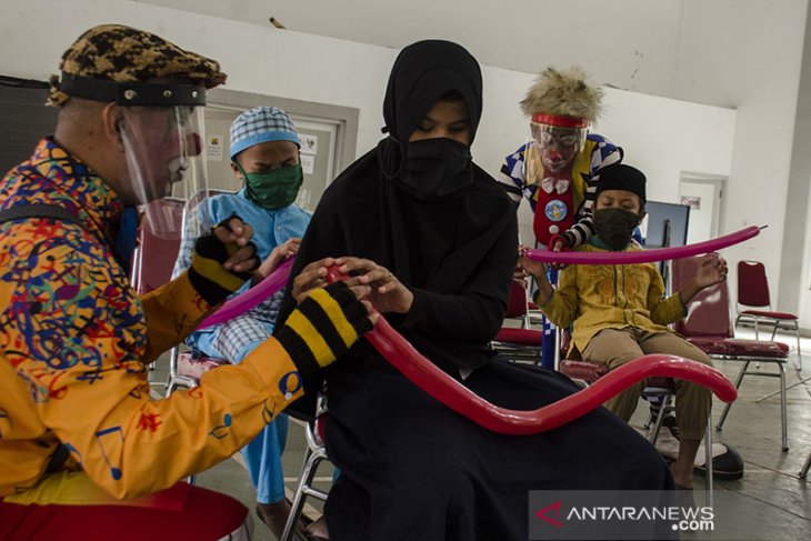 Edukasi badut kepada anak Tunanetra 