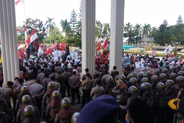 Aksi damai di DPRD, ribuan massa suarakan cabut RUU HIP