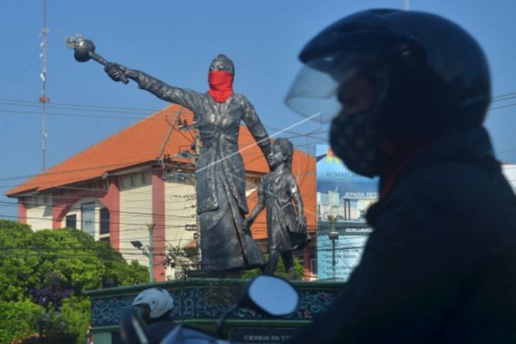 Patung R.A. Kartini dipasangi masker