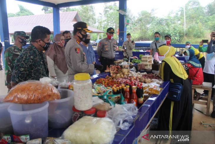 Polres Bangka Tengah pantau penerapan protokol kesehatan di pasar