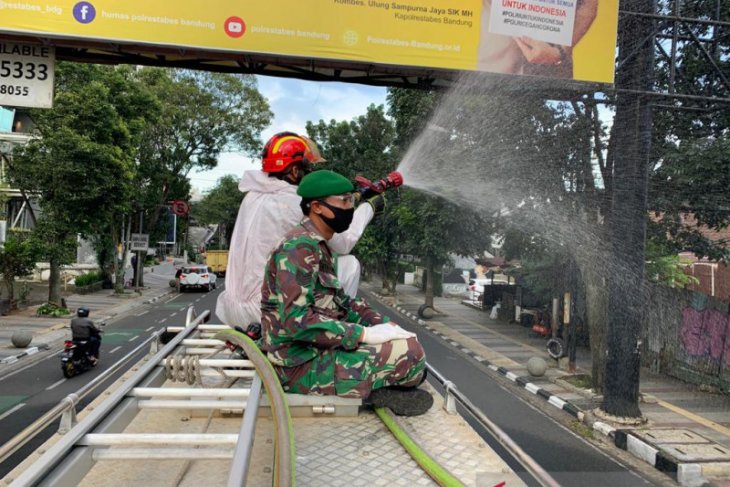 Empat pedagang positif COVID-19, pasar di Bandung disemprot disinfektan