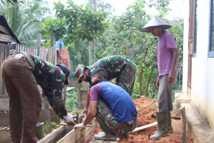 Warga dan TNI keroyokan kerjakan pondasi pagar gereja - ANTARA News
