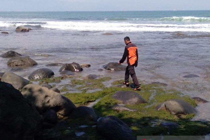 Tim SAR menyisir darat dan laut cari wisatawan tenggelam di Pantai Karangpapak