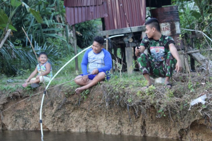 Satgas TMMD Kodim 1203/Ktp kenalkan sosok prajurit masa kini