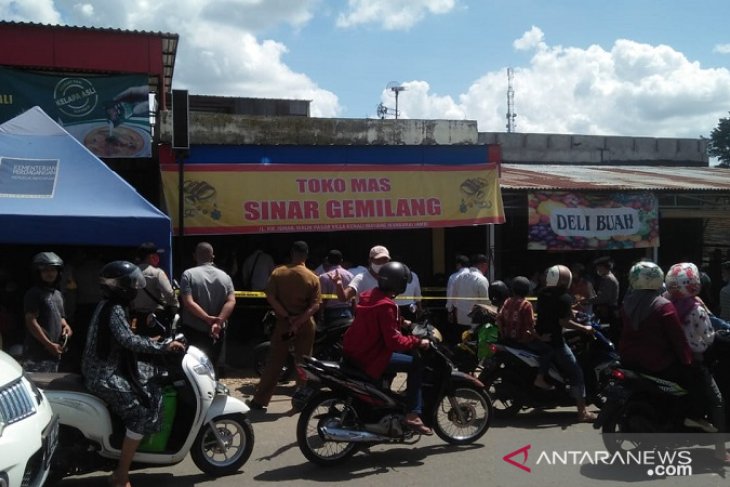 Saksi dengar delapan kali tembakan senpi saat rampok beraksi menjarah toko emas di Jambi