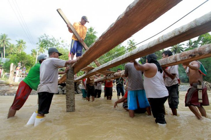 WARGA BANGUN JEMBATAN DARURAT