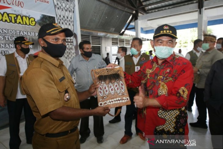 Menko PMK Muhadjir Effendy dorong pemugaran rumah adat Papua