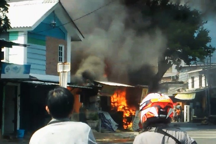 Ruko terbakar, 13 unit mobil pemadam dikerahkan
