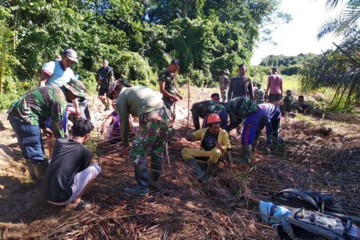 Satgas TMMD Ke-108 mulai kerjakan pengecoran pangkal jembatan