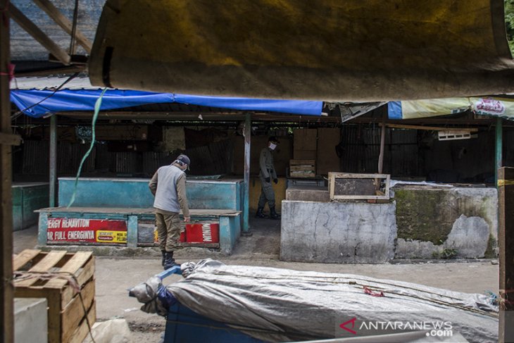 Pasar stasiun Cimindi ditutup 
